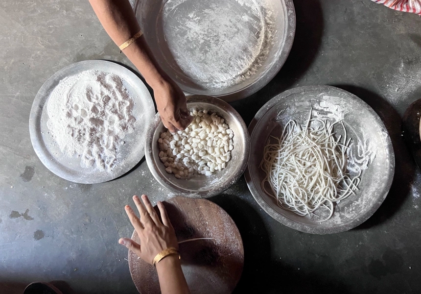 The preparation of gura fira, a sweet rice flour noodle pudding, made for breakfast before morning and during celebrations.
